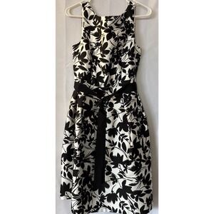 NWT Luxe by Carmen Marc Valvo Floral Fit Flare Dress Sleeveless Sash‎ Size 2